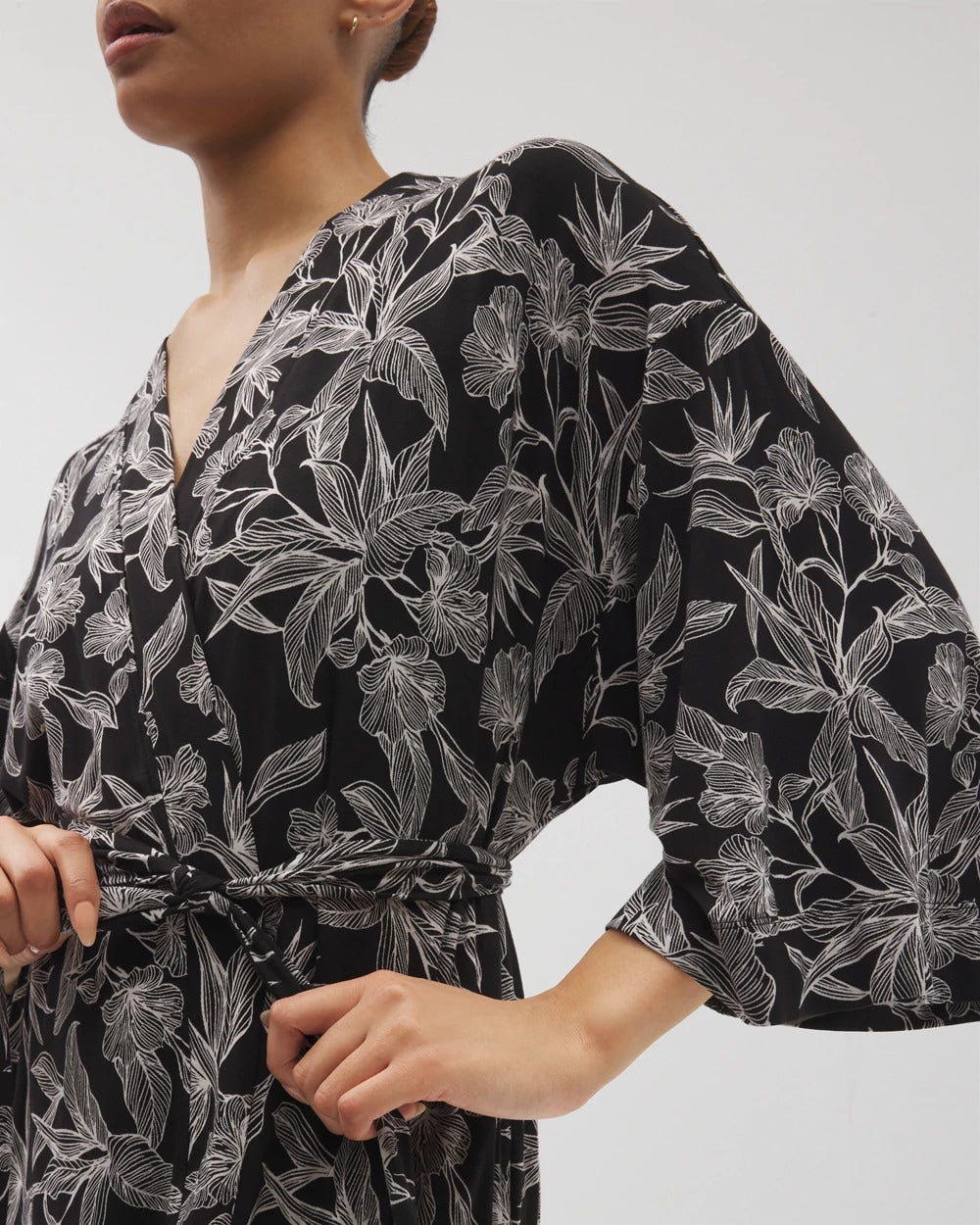 PLUMERIA BLOOMS BLK CH Short Robe