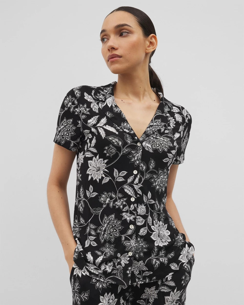 MEANDERING GARDEN BLACK Short Sleeve Notch Collar Pajama Top