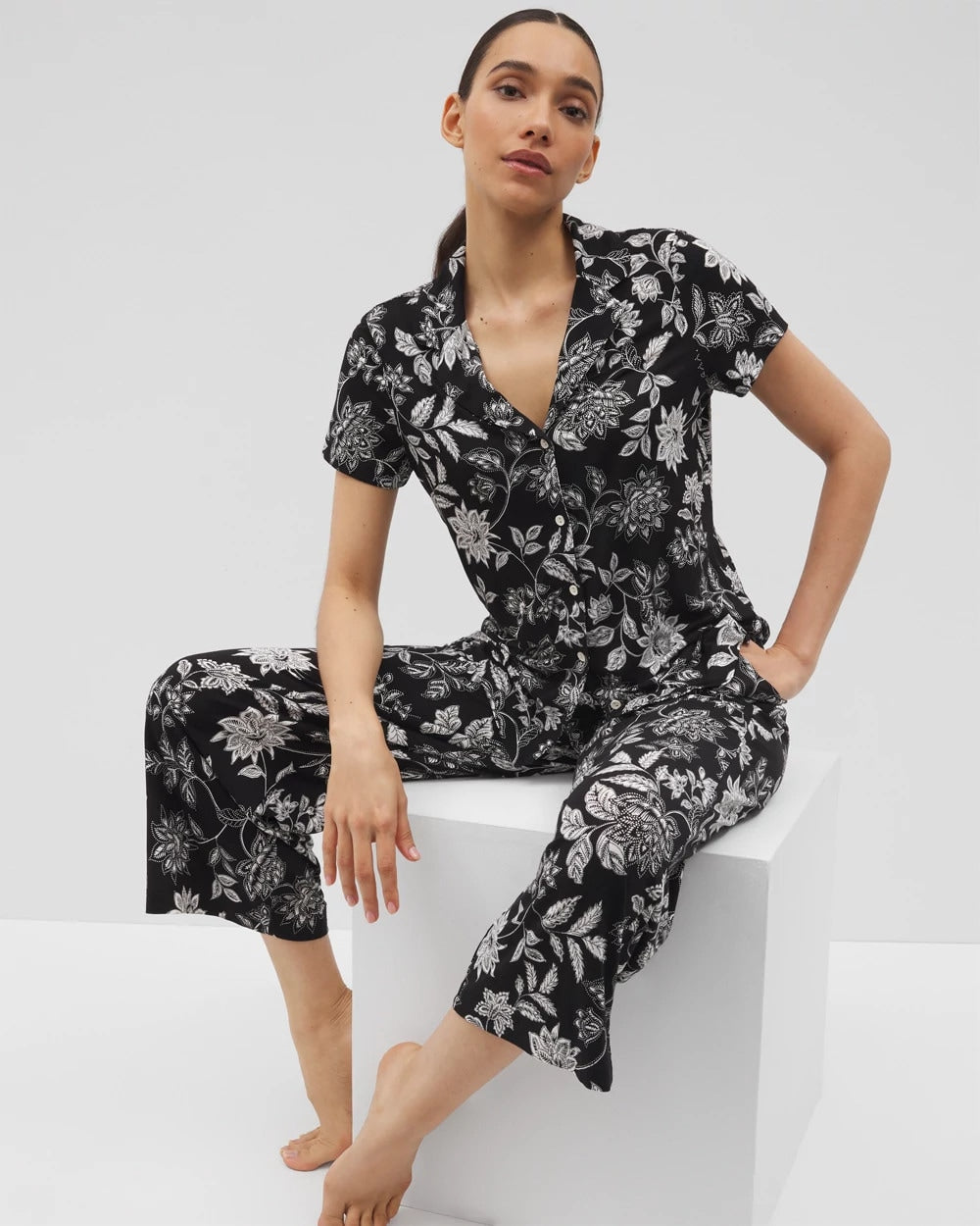 MEANDERING GARDEN BLACK Short Sleeve Notch Collar Pajama Top