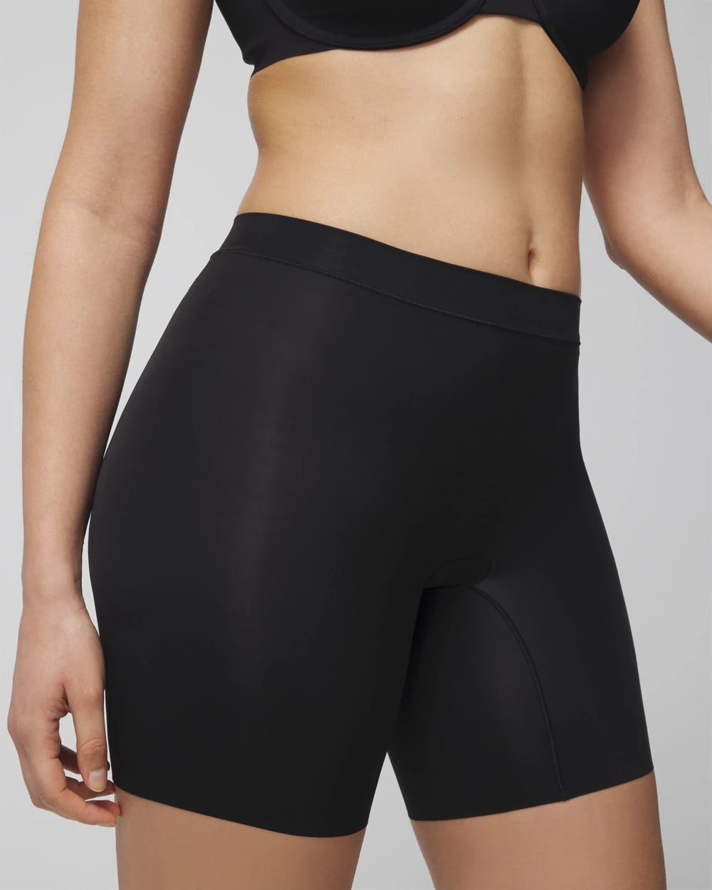 BLACK Lightweight Smoothing Short